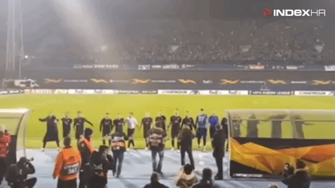 VIDEO Nestvarne scene na Maksimiru, navijači nisu puštali igrače s terena